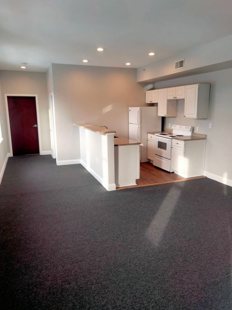 Hartford Apartment: 206 Farmington Avenue