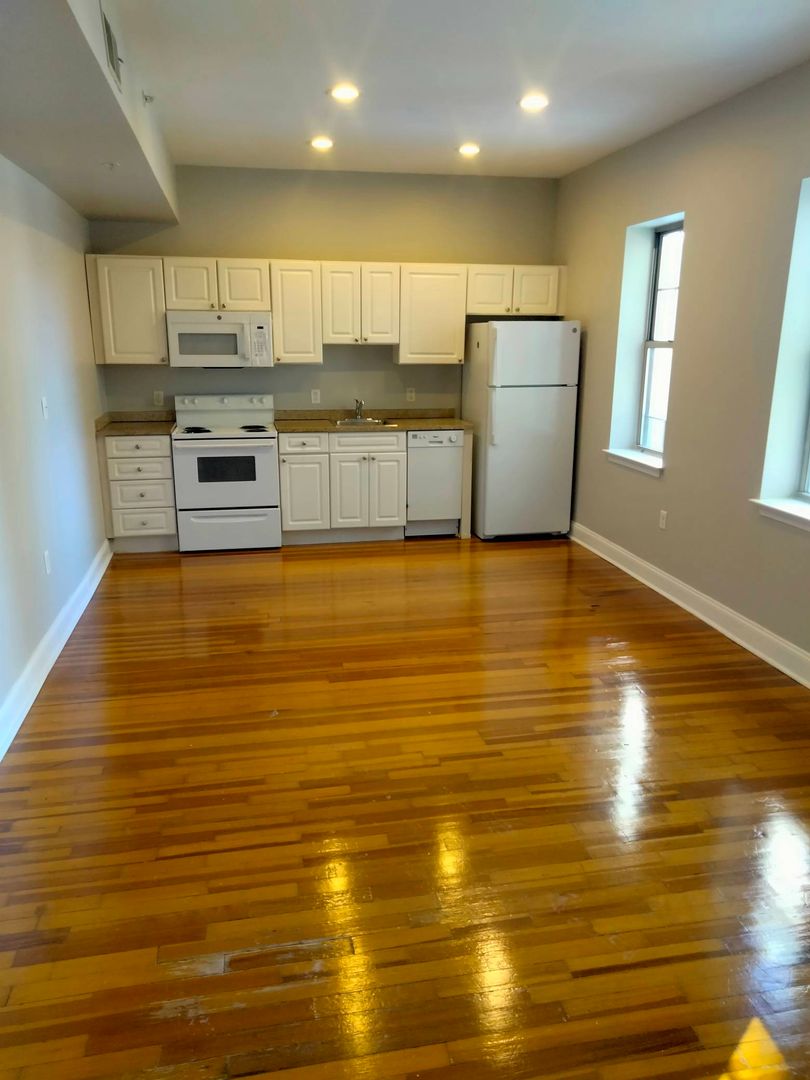 Hartford Apartment: 206 Farmington Avenue