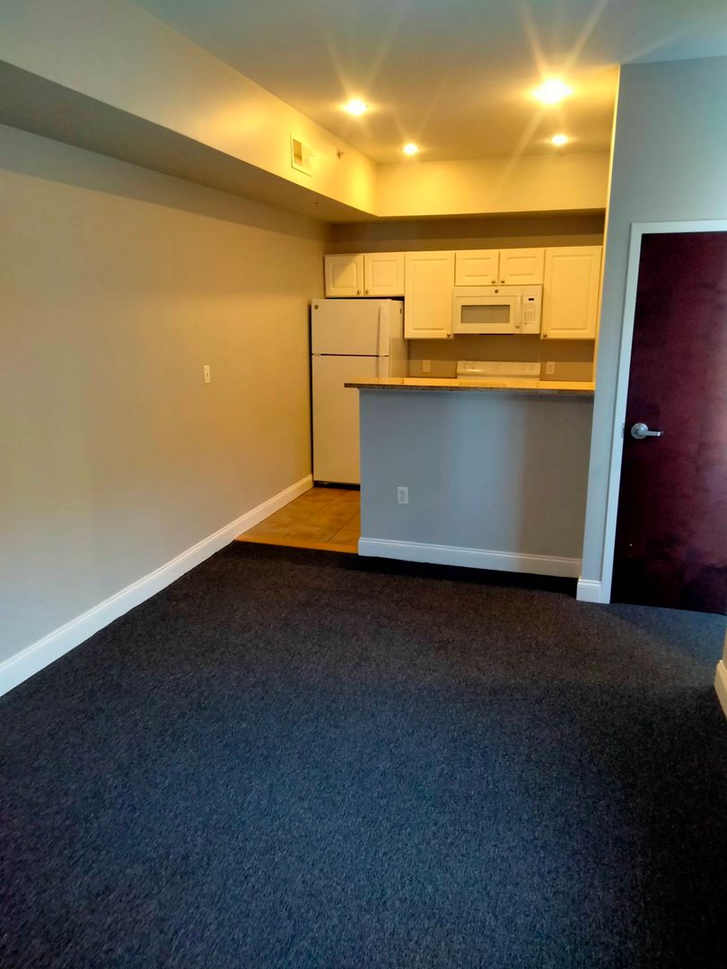 Hartford Apartment: 206 Farmington Avenue