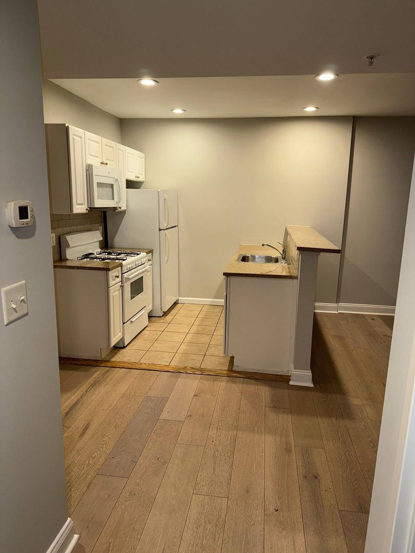 Hartford Apartment: 56 Imlay Street