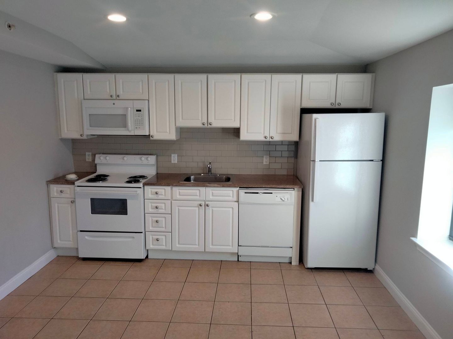 Hartford Apartment: 36 Imlay Street