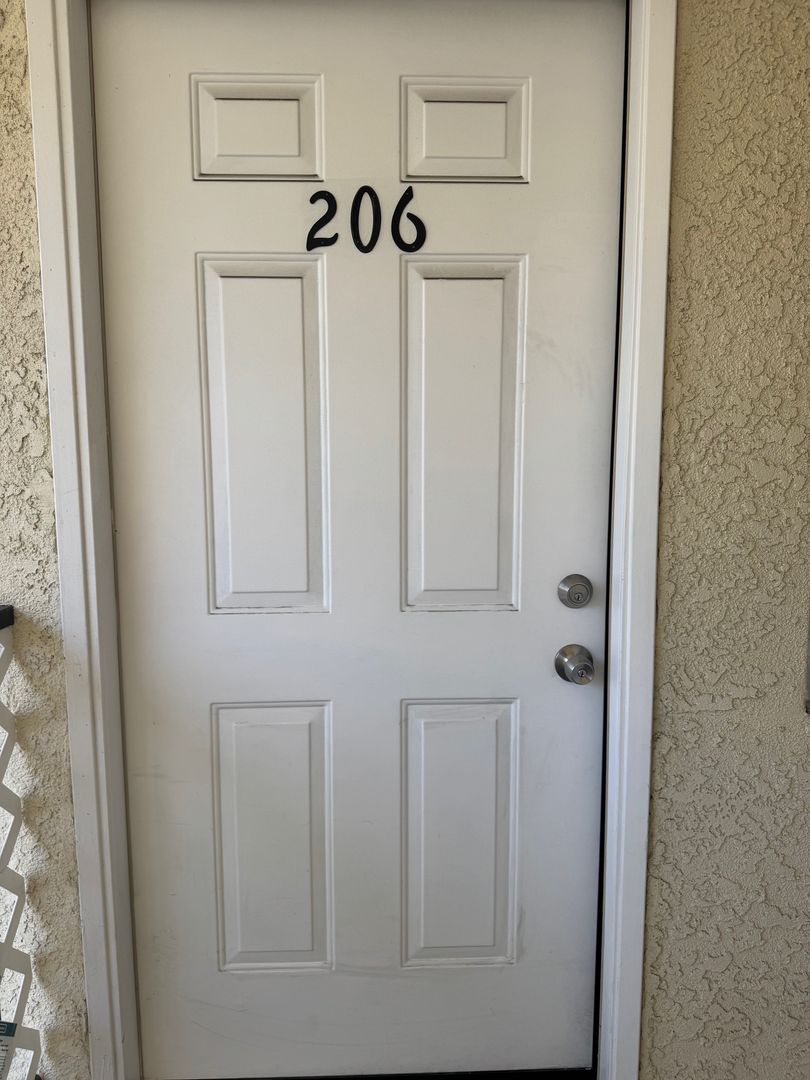 Los Angeles Apartment: 5101 Huntington Drive North