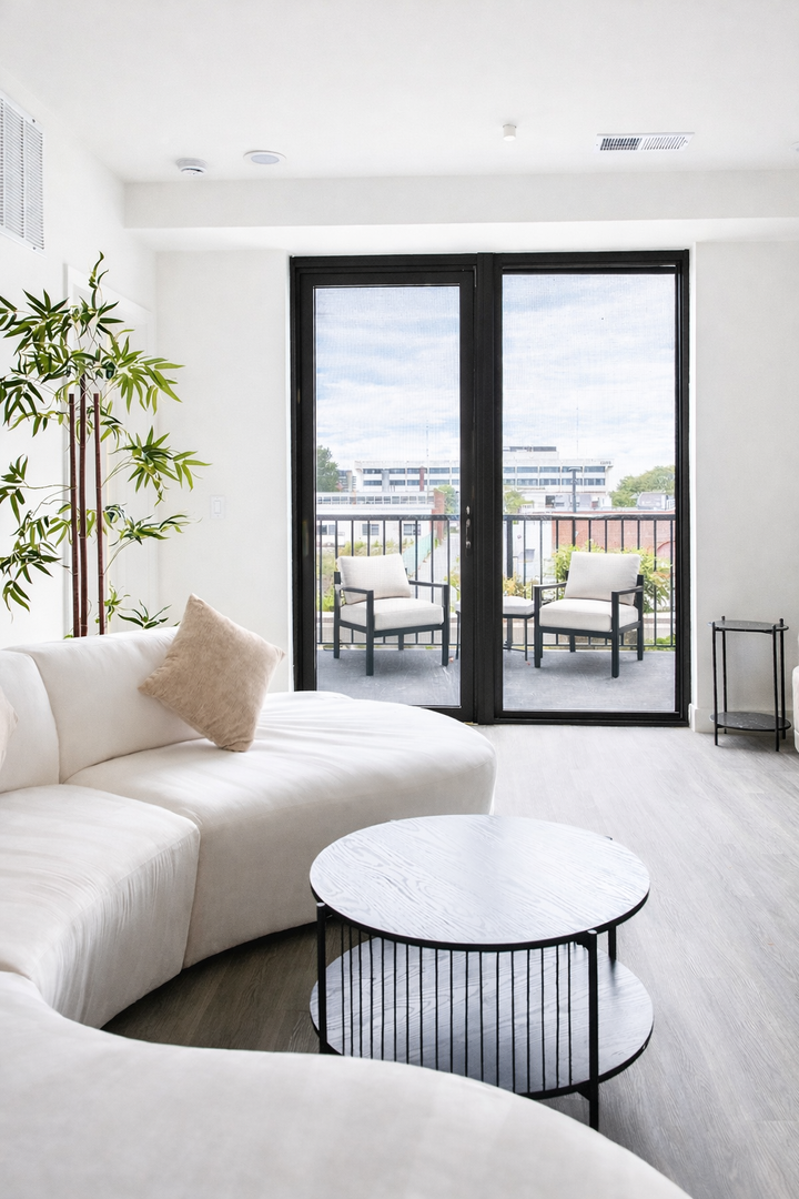 Southfield Apartment: 21697 Greenfield Rd