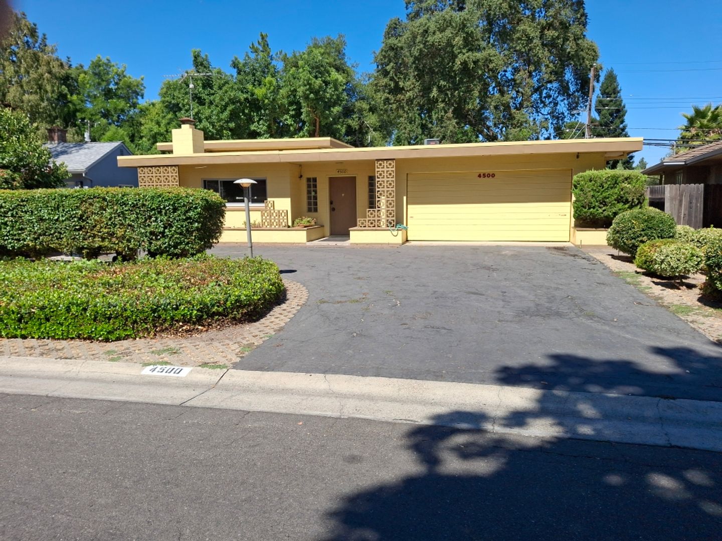 SACRAMENTO House: 4500 HILLVIEW WAY