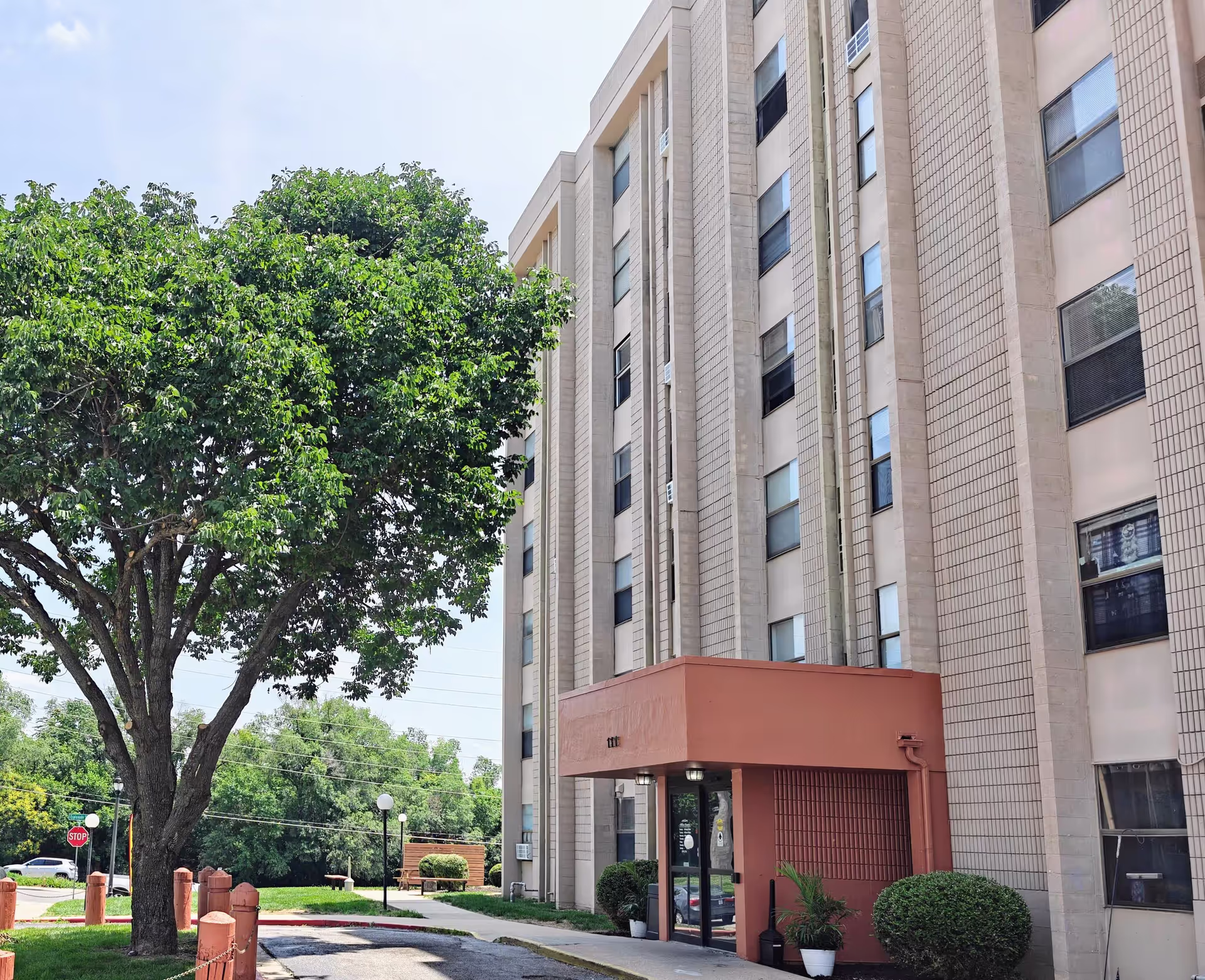Leavenworth Apartment: 111 Shawnee St