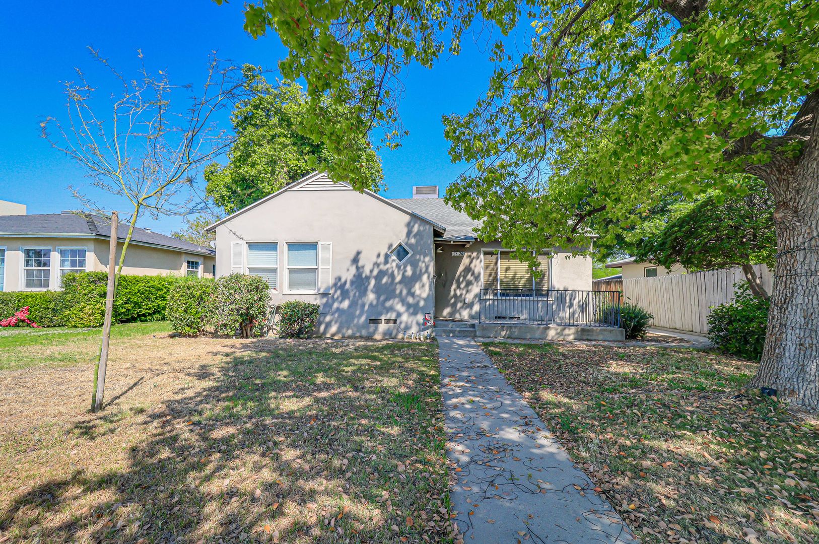 Bakersfield House: 2620 Truxtun Avenue