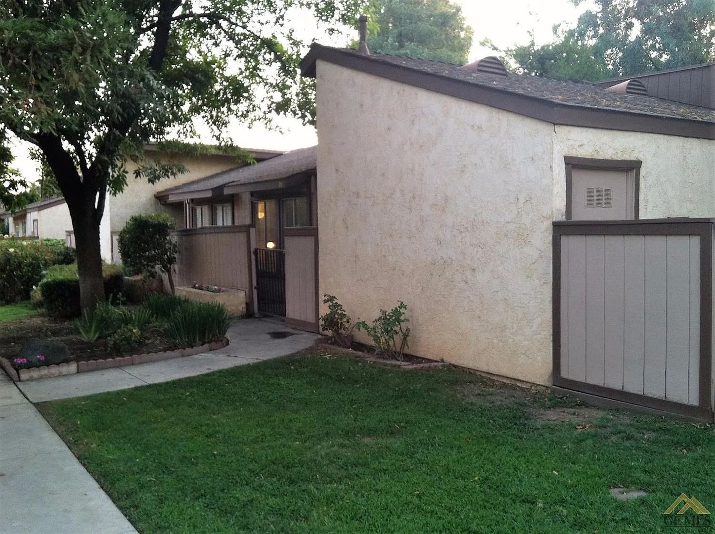 Bakersfield House: 5201 Dunsmuir Rd #26