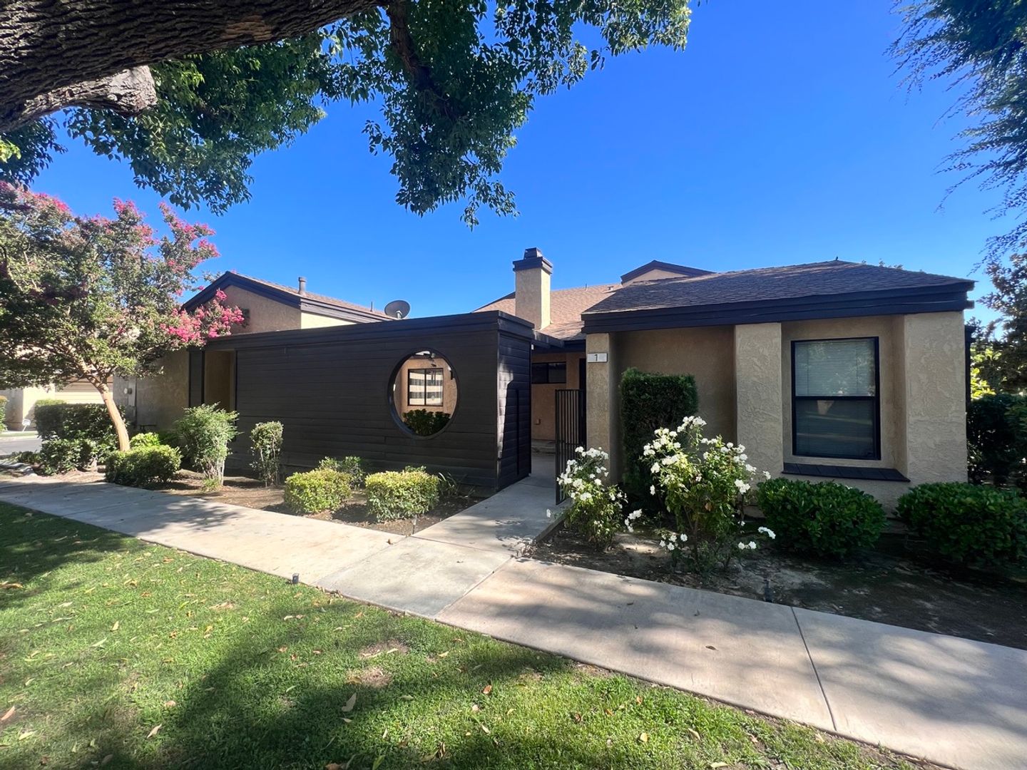 Bakersfield House: 5500 Lennox Avenue #7
