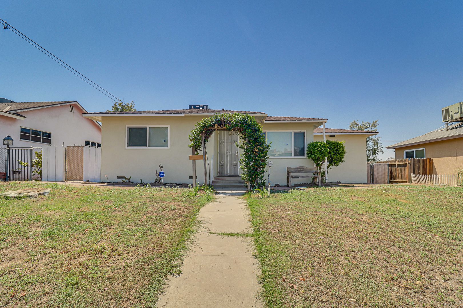 Bakersfield House: 1105 Vanderbilt Dr