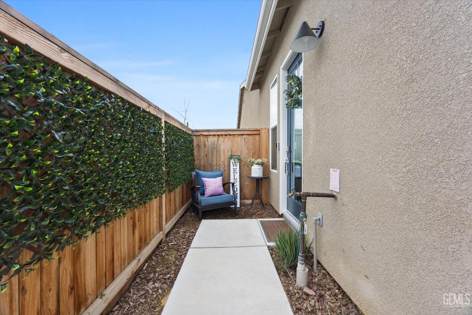 Shafter House: 9413 1/2 Hill Springs Ln