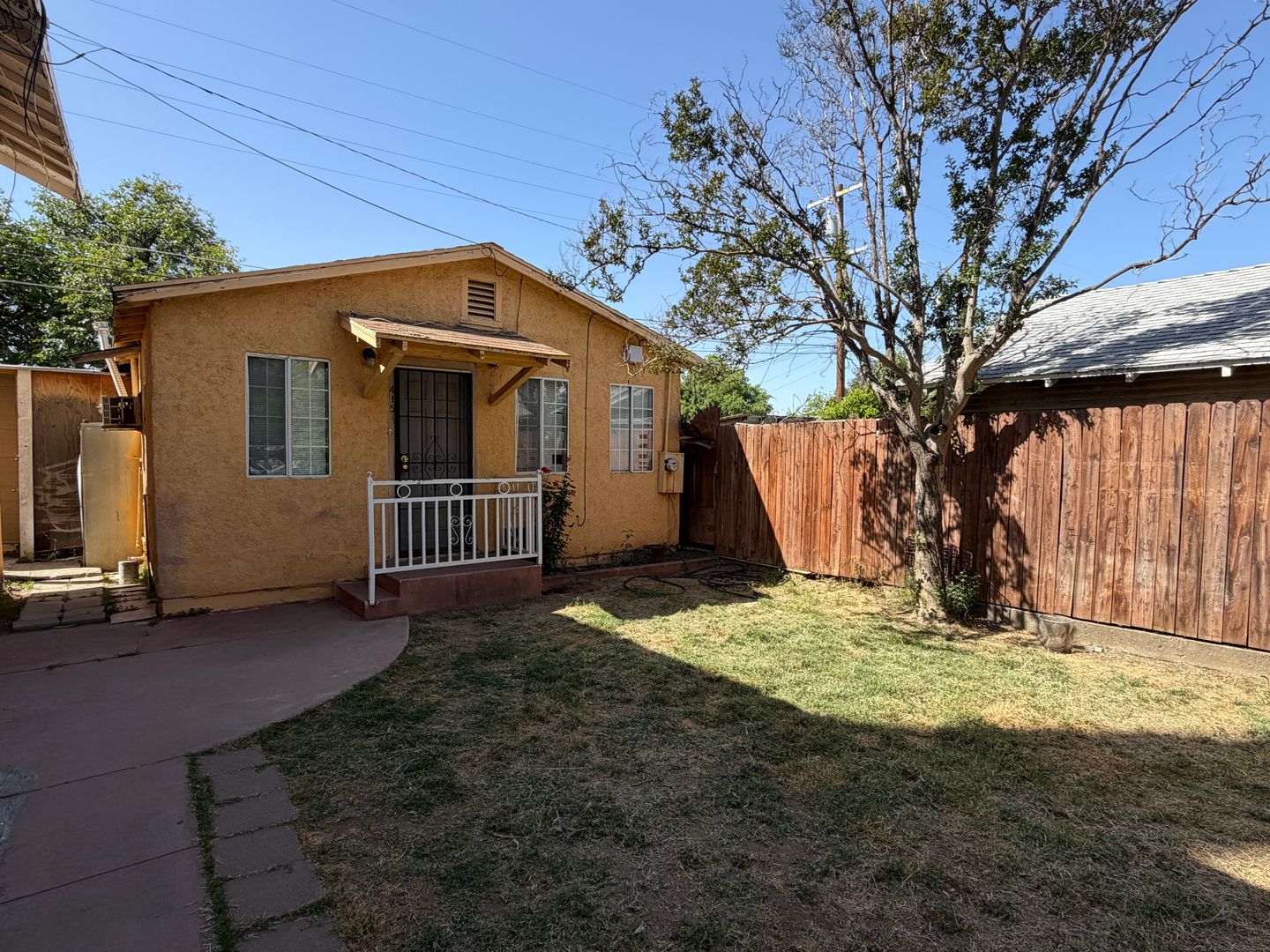 Bakersfield House: 415 1/2 Arvin Street
