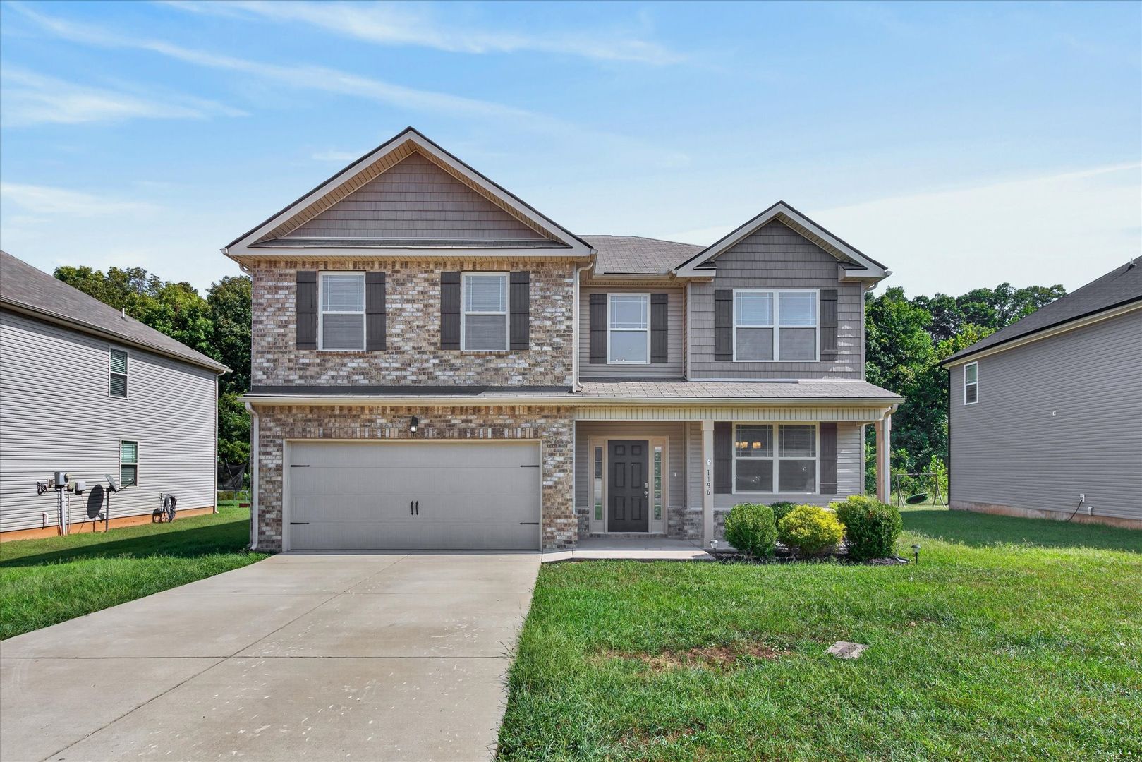 Clarksville House: 1196 Black Oak Cir