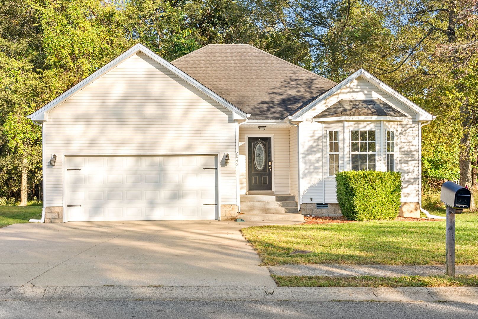 Clarksville House: 2845 Teakwood Dr