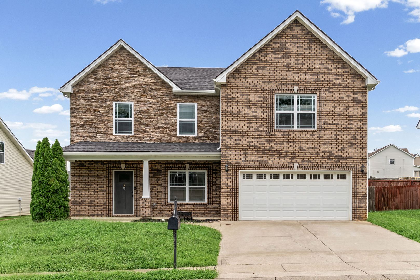 Clarksville House: 880 Cherry Blossom Lane