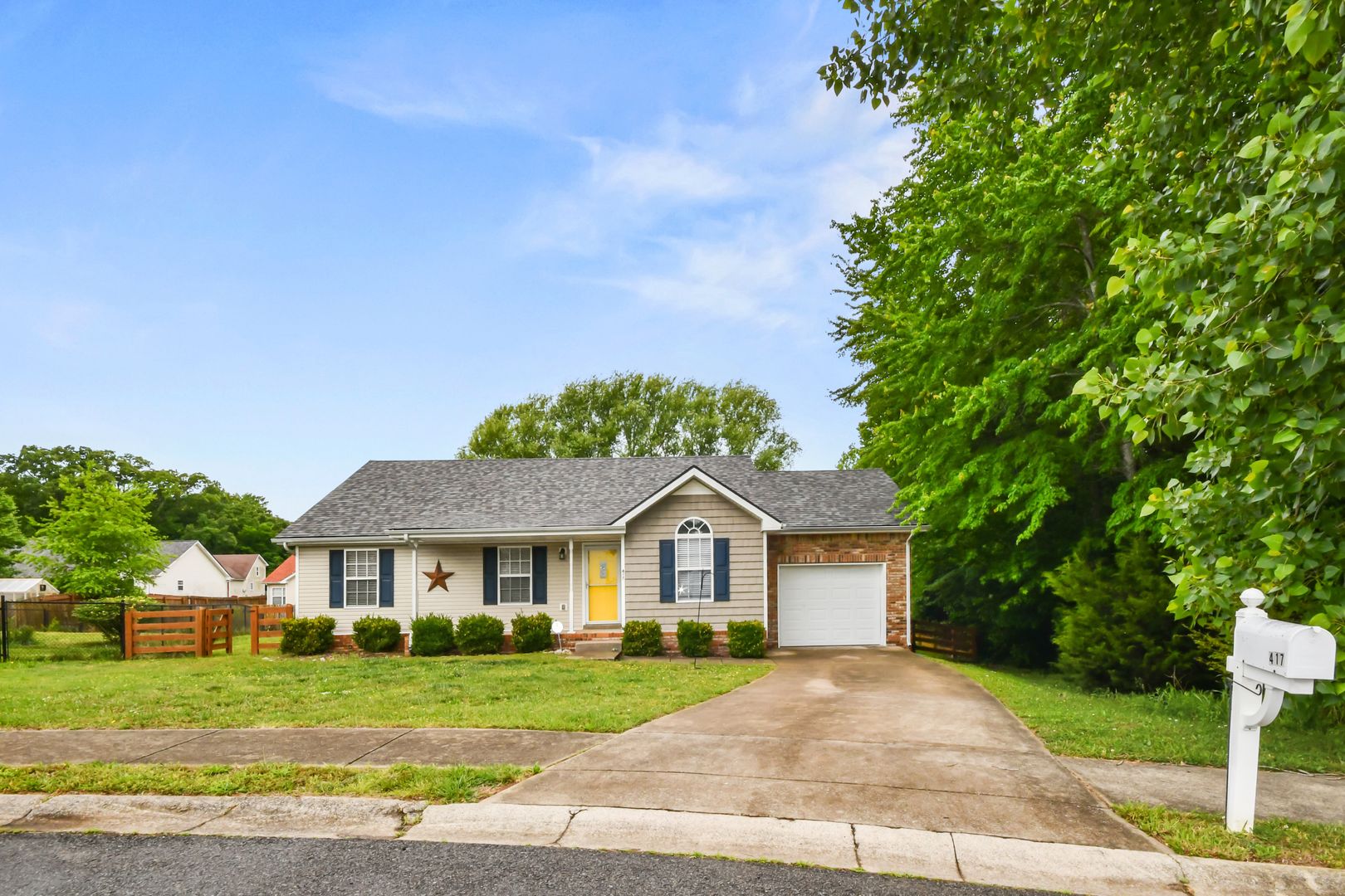 Clarksville House: 417 Chestnut Grove Wy