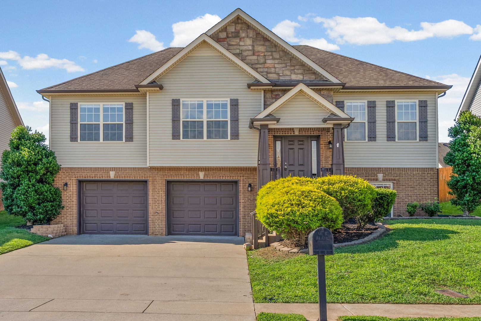 Clarksville House: 1290 Snowball Lane