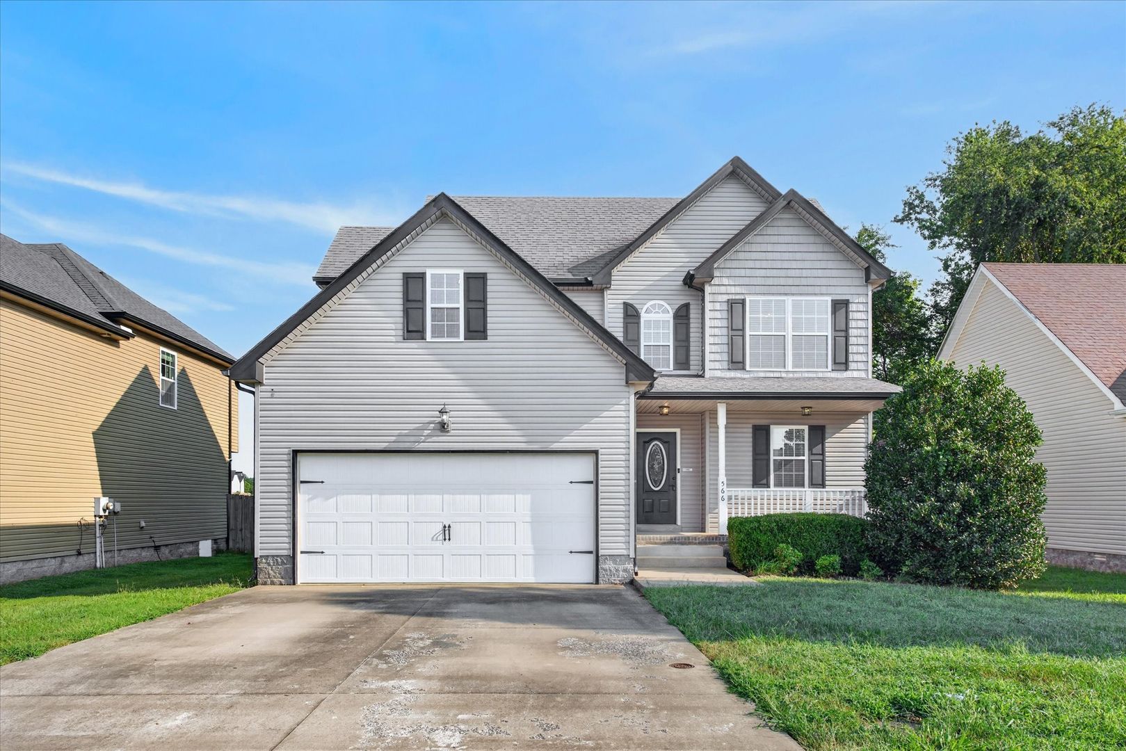 Clarksville House: 566 Falkland Cir