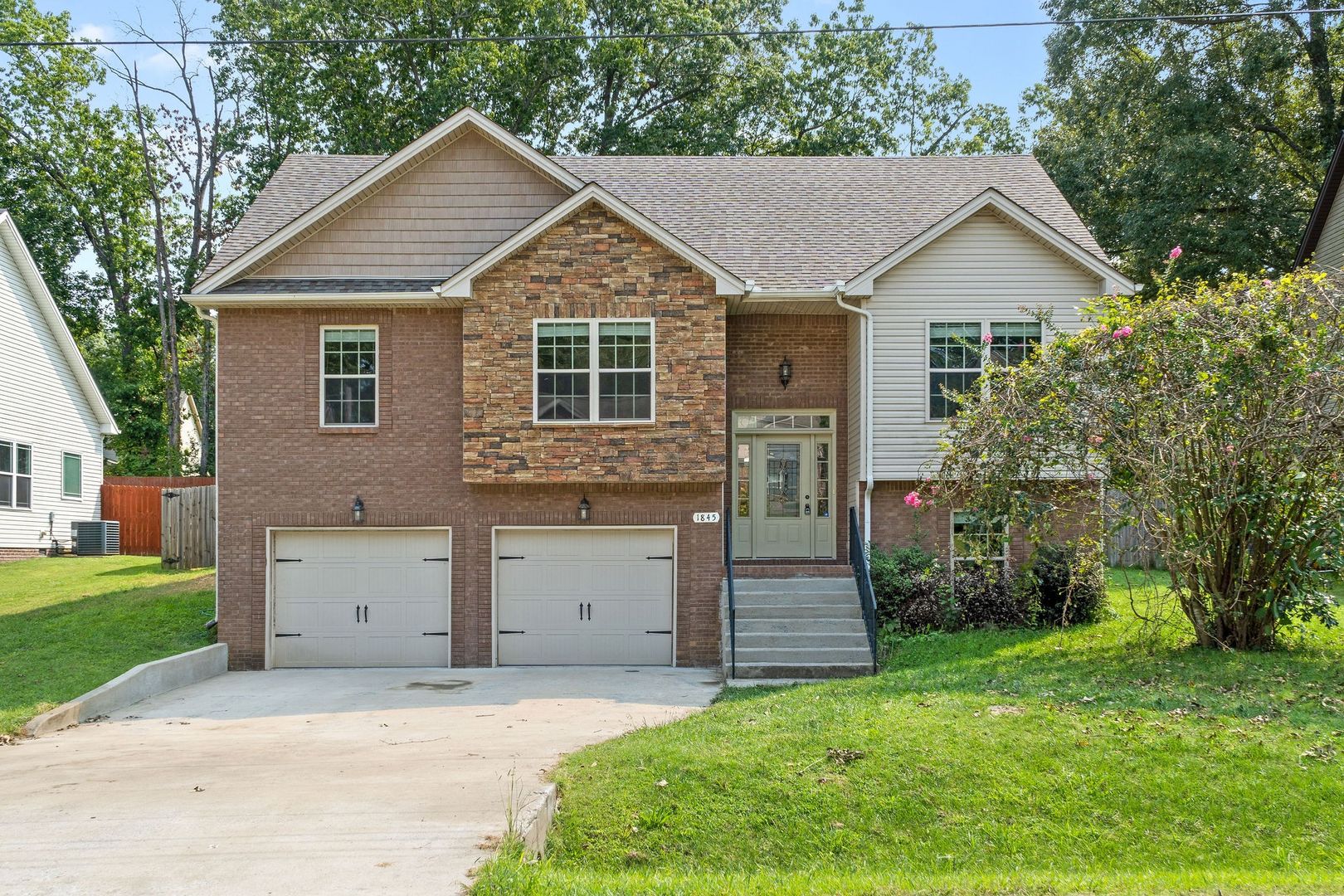 Clarksville House: 1845 Deerstand Drive