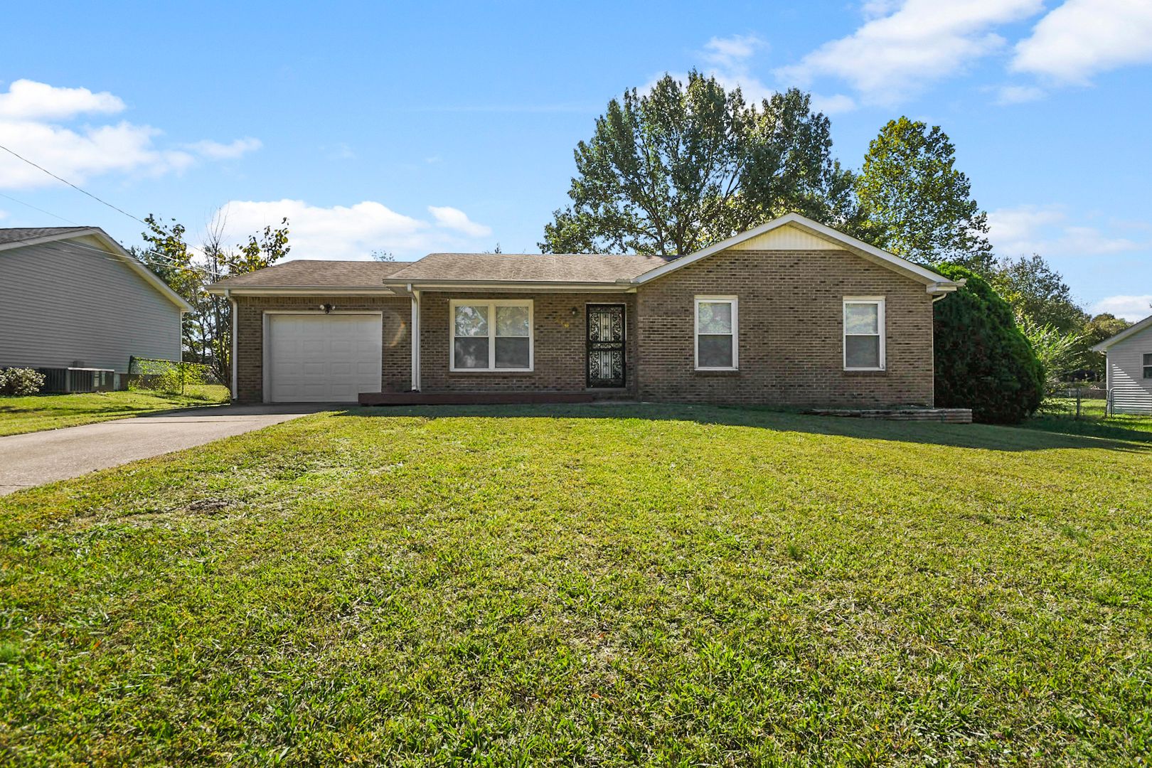 Clarksville House: 216 Bob White Drive