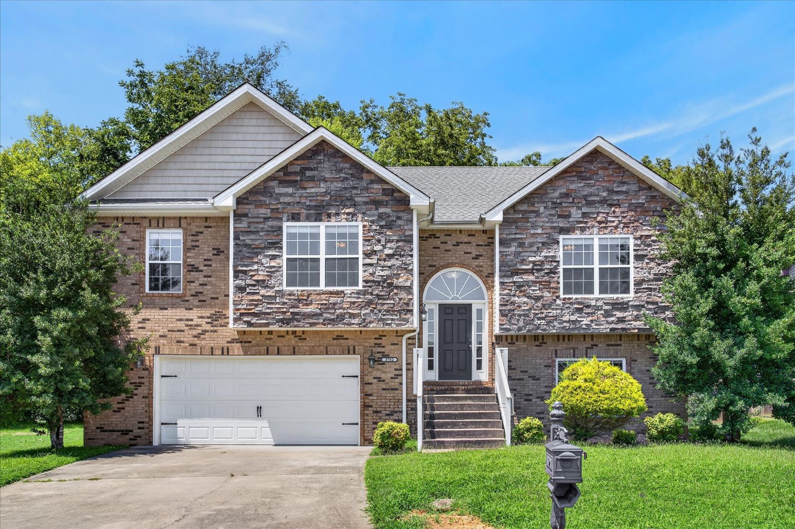 Clarksville House: 3702 Windmill Ct.
