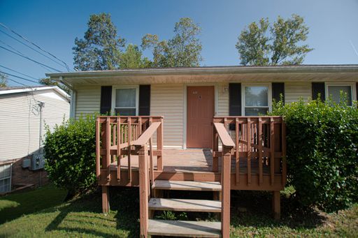 Two Bedroom with Easy Access to Post! – photo 1