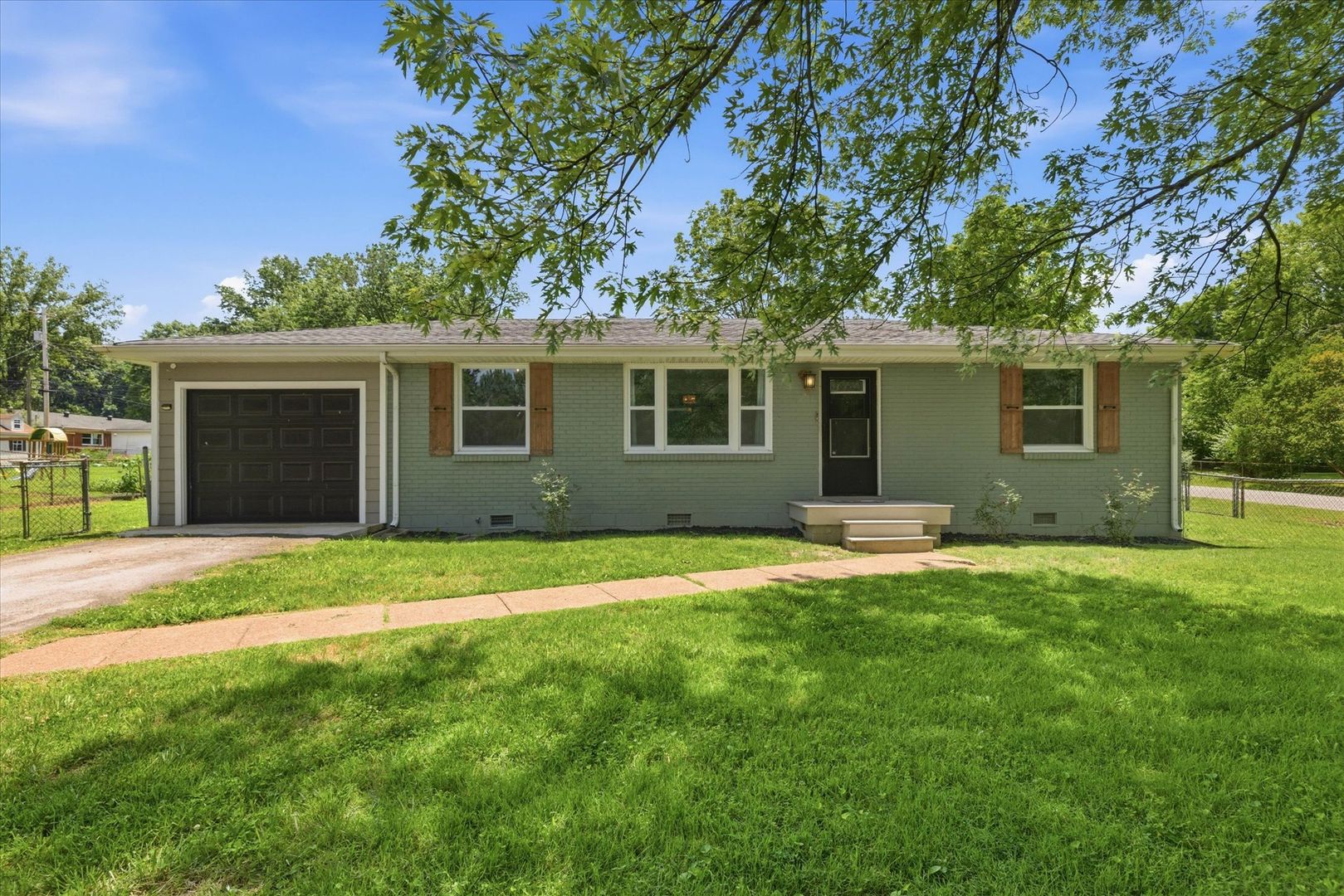 Clarksville House: 37 Hillsboro Rd