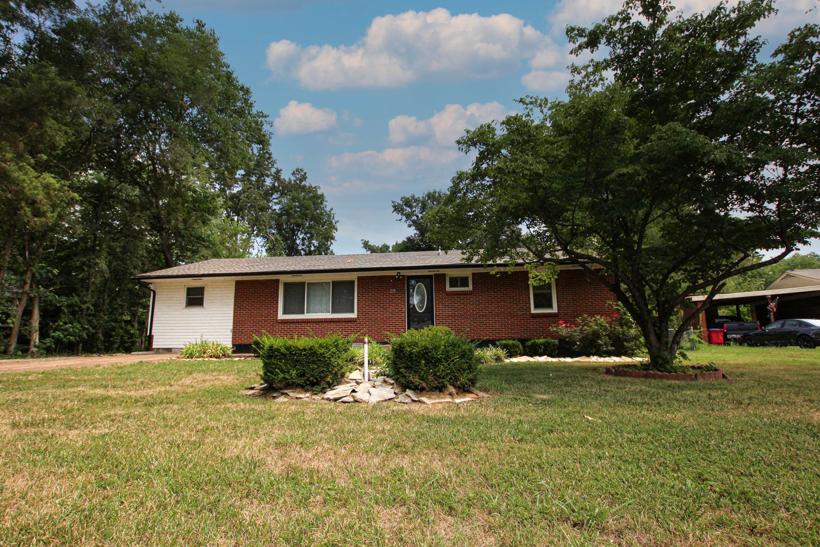 Clarksville House: 219 Hallbrook Drive