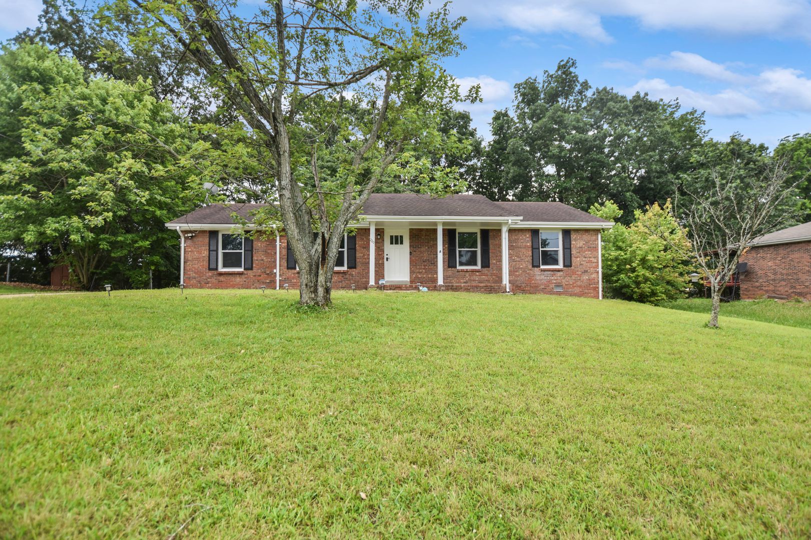 Clarksville House: 220 Marshall Drive