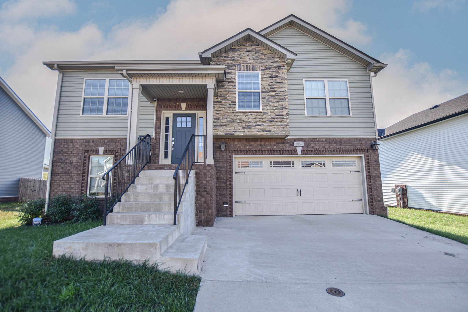 Clarksville House: 1050 Whitney Dr