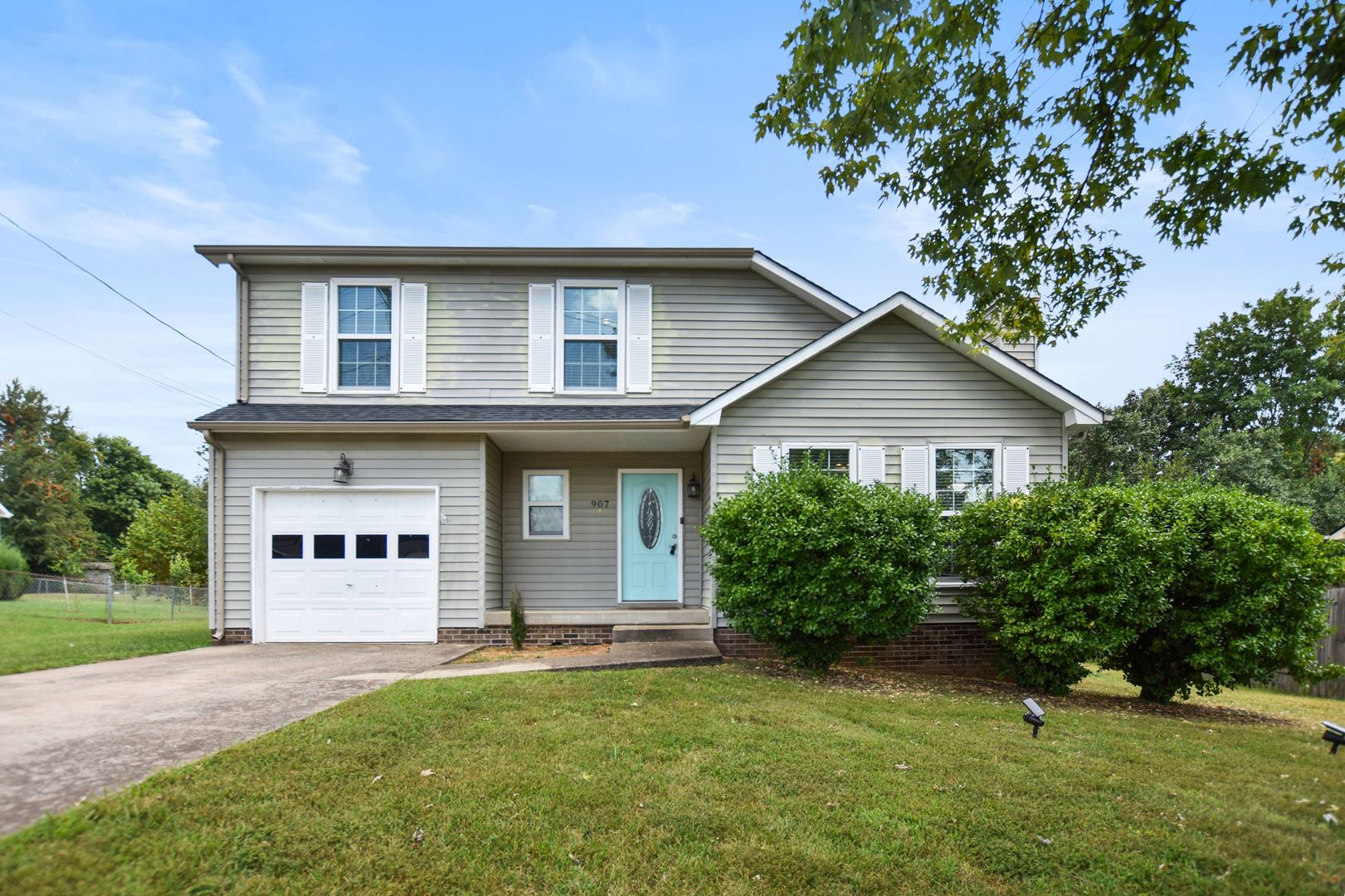 Clarksville House: 907 Lamont Ln