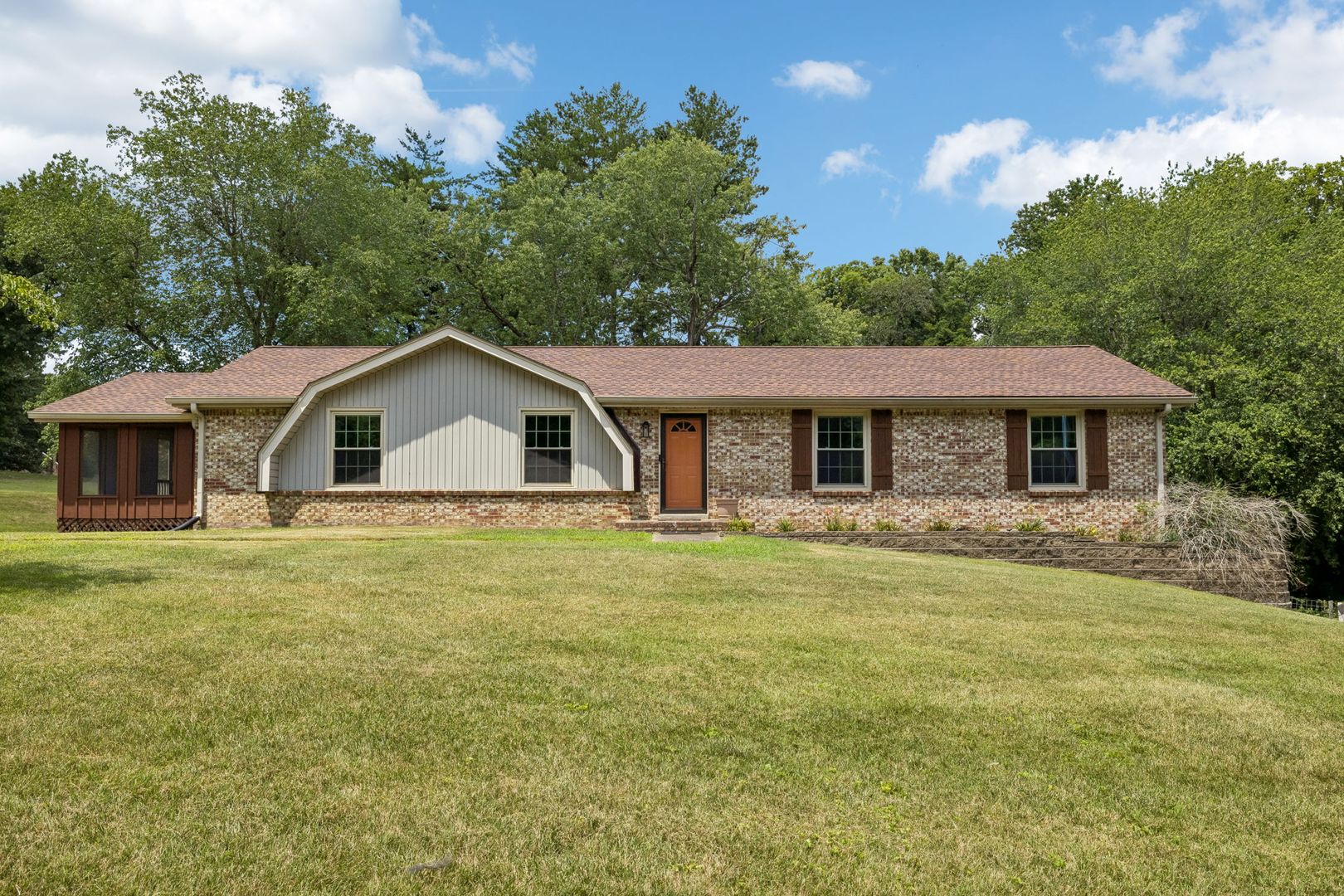 Clarksville House: 1810 Theresa Dr