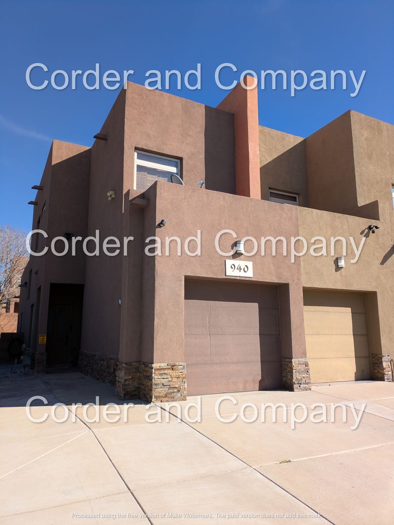 Albuquerque Townhome: 940 Sellers Dr. NE