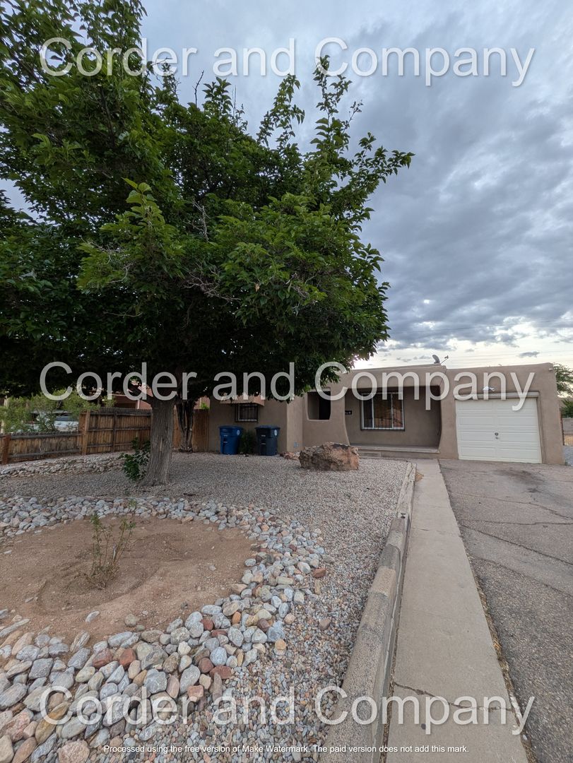 Albuquerque House: 302 Valencia Dr NE