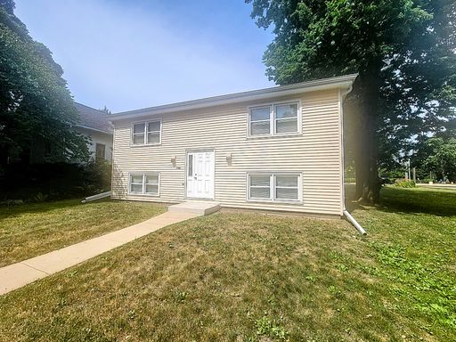 One Bedroom Near Illinois Wesleyan! – photo 1