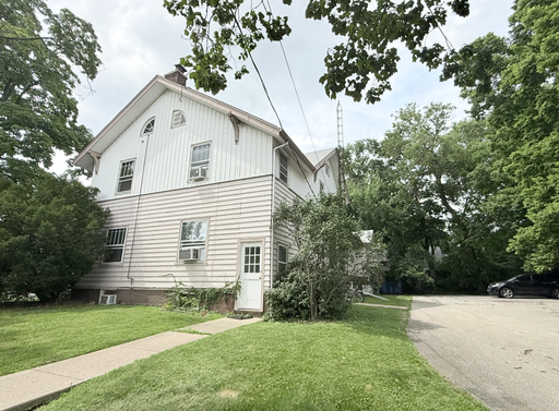 Spacious 1BR Apartment Near Illinois Wesleyan University – photo 1