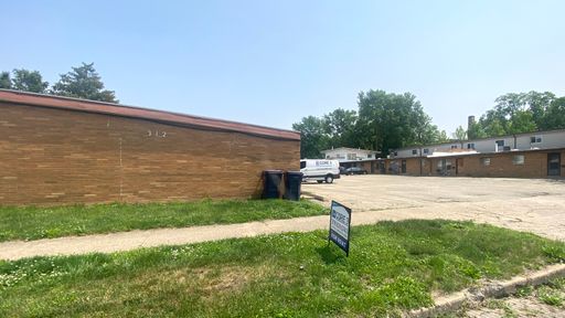 Pekin 2 Bed / 1 bath Large Apartment