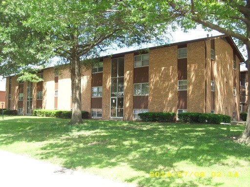 Bloomington Apartment: 316 Mecherle Drive