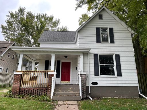 Spacious 3 Bedroom Home with Front Porch, Fireplace, and Large Backyard! – photo 1