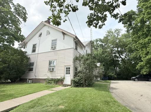 Spacious 1BR Apartment Near Illinois Wesleyan University – photo 1