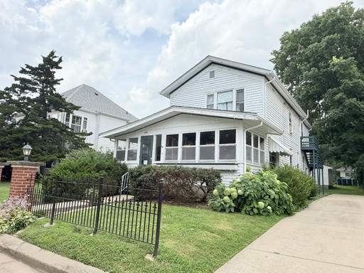 Charming One-Bedroom with Hardwood Floors! – photo 1