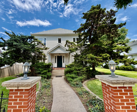 Charming Upstairs One Bedroom - Water Included In Rent! – photo 1
