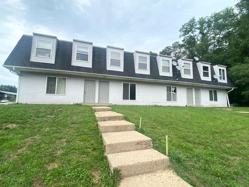 RENT SPECIAL!! Spacious 3 Bed, 1.5 Bath Townhome in Pekin!