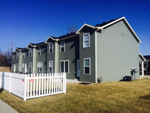 Spacious 3 bed, 2.5 bath townhome with garage!! – photo 1