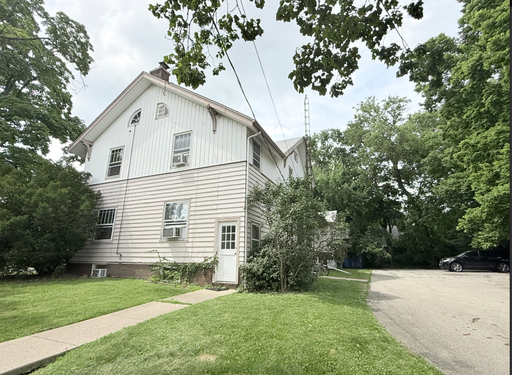 Spacious 1BR Apartment Near Illinois Wesleyan University – photo 1
