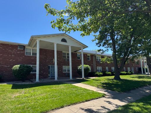 2 Bed 1 Bath Rental at 716 Arcadia - Apt #09, Bloomington, IL – photo 1