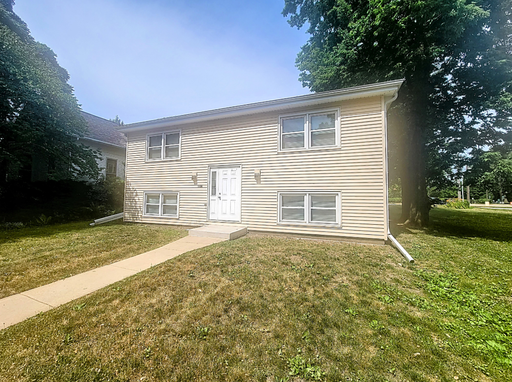 Cute 1 Bedroom Apartment steps away from Illinois Wesleyan! – photo 1