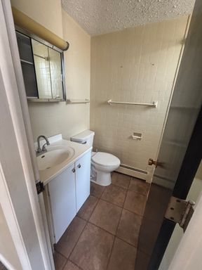 Spacious 1 Bedroom 1 Bath Upper Level – photo 1