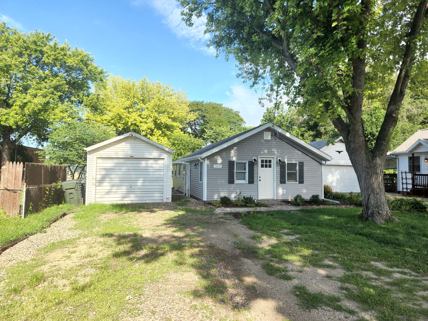 East Peoria House: 117 Kenwood Street