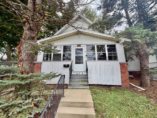 Charming 2 Bedroom Home Near Illinois Wesleyan! – photo 1