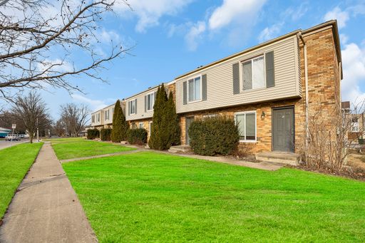2 Bedroom/1.5 Bath Townhome with Full Basement with Washer/Dryer!! – photo 1